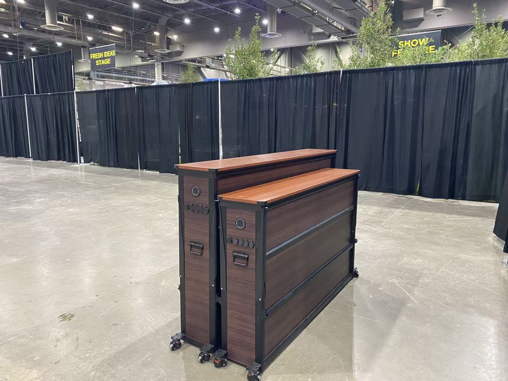 Mueble elevador para TV de exterior de 65”: descuento limitado debido a un pequeño defecto estético.