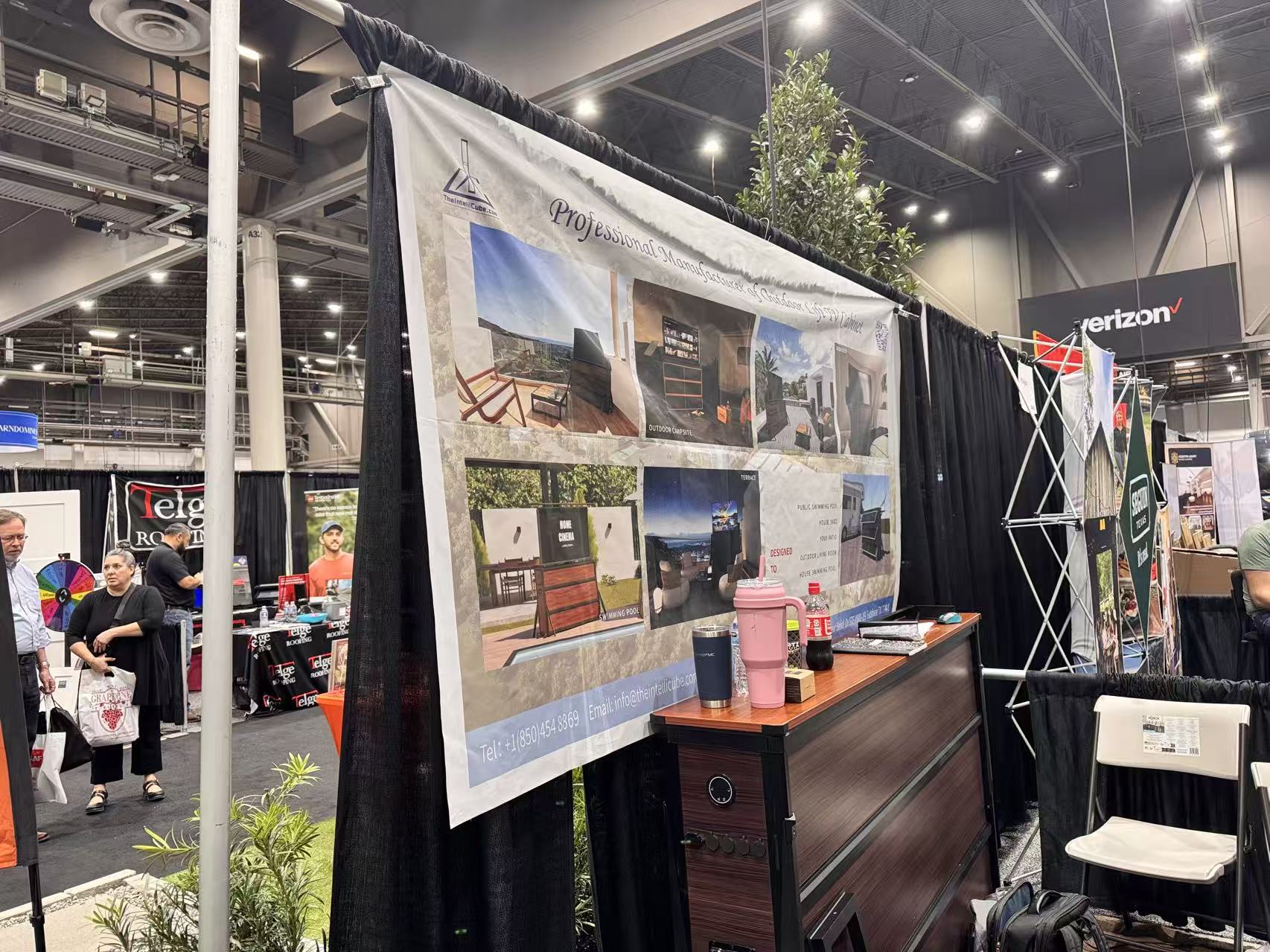 Mueble elevador para TV de exterior de 65”: descuento limitado debido a un pequeño defecto estético.